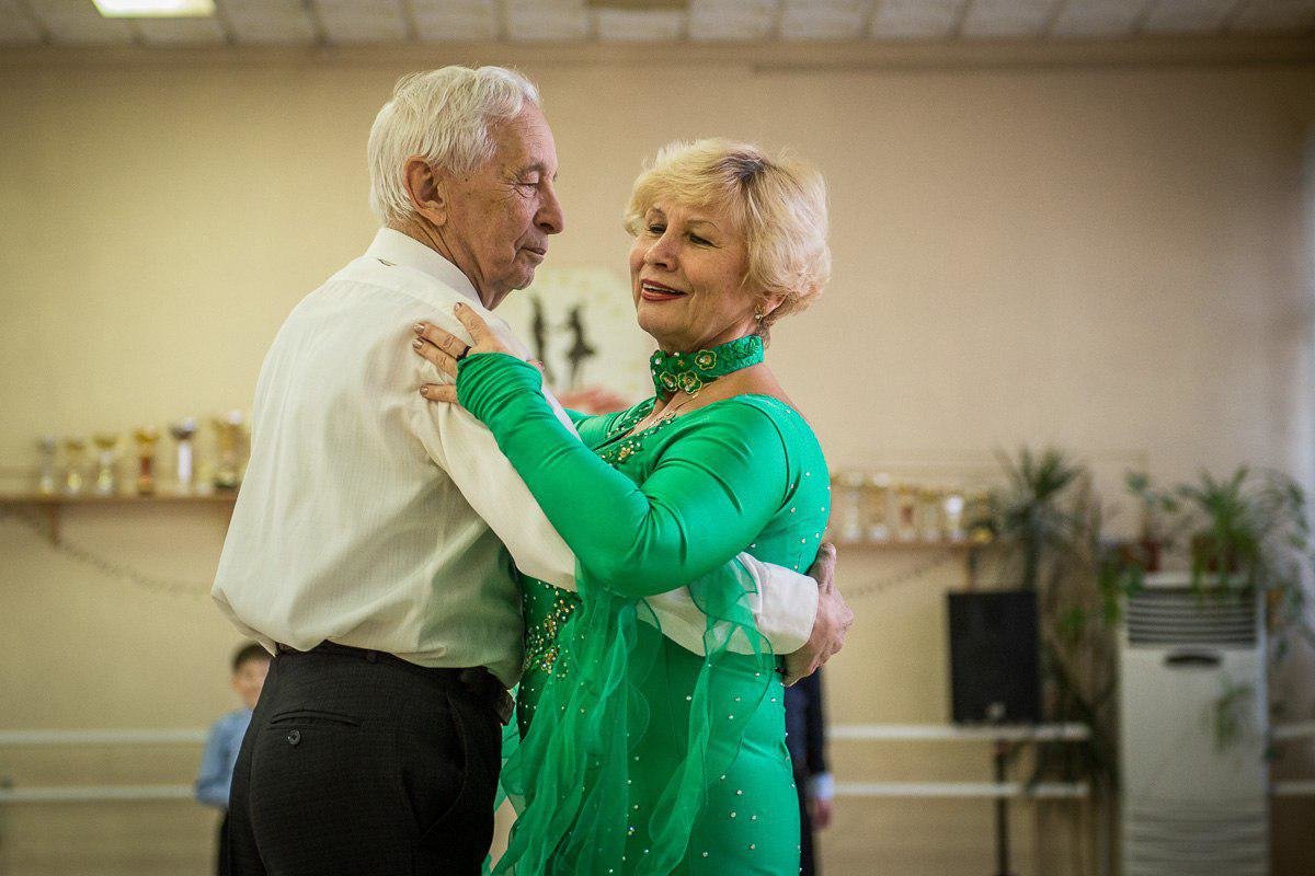 Бальные танцы для пожилых. Счастливые пожилые люди. Пожилые люди. Пожилые танцуют. Пожилые люди танцуют.