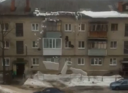 Снег вместе с шифером сошел с одного из домов в Дзержинске